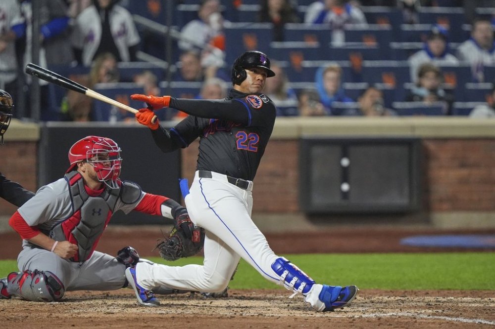 New York Mets' Juan Soto hits an RBI single during the fifth inning of a baseball game against the St. Louis Cardinals Friday, April 18, 2025, in New York. (AP Photo/Frank Franklin II)