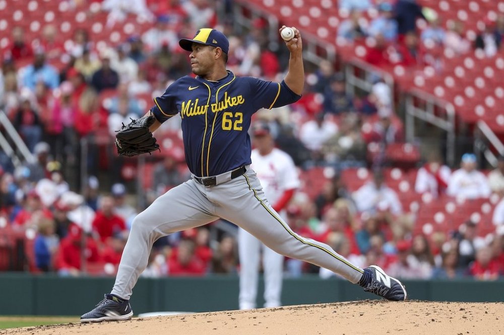 Milwaukee Brewers starting pitcher Jose Quintana throws during the first inning of a baseball game against the St. Louis Cardinals, Sunday, April 27, 2025, in St. Louis. (AP Photo/Scott Kane)