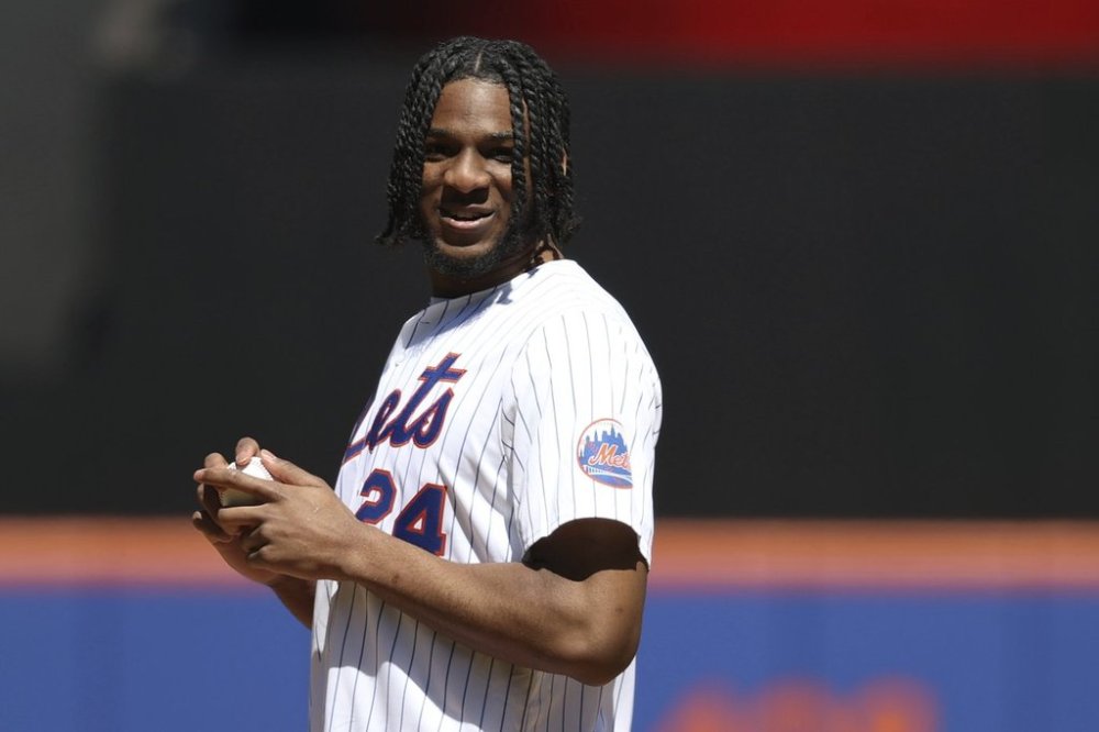 St. John's men's basketball player Zuby Ejiofor gets set to throw out a ceremonial first pitch before a baseball game between the New York Mets and the Miami Marlins, Wednesday, April 9, 2025, in New York. (AP Photo/Pamela Smith)