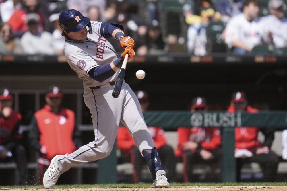 Houston Astros' Jake Meyers (6) hits a 2-run triple during the fourth inning of a baseball game against the Chicago White Sox, Saturday, May 3, 2025, in Chicago. (AP Photo/Erin Hooley)