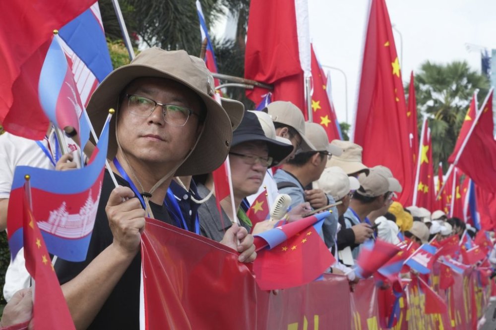 Chineses people wait to welcome their President Xi Jingping's arrival in Phnom Penh, Cambodia, Thursday, April 17, 2025. (AP Photo/Heng Sinith)