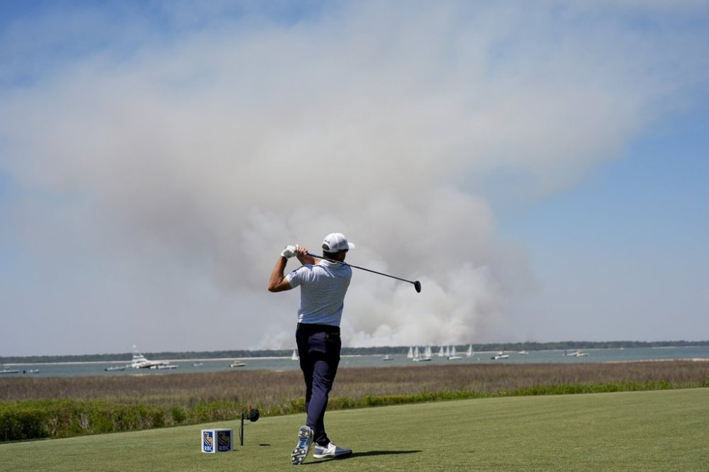 Justin Thomas watches his ball on the 18th tee during the first round of the RBC Heritage golf tournament, Thursday, April 17, 2025, in Hilton Head Island, S.C. (AP Photo/Mike Stewart)