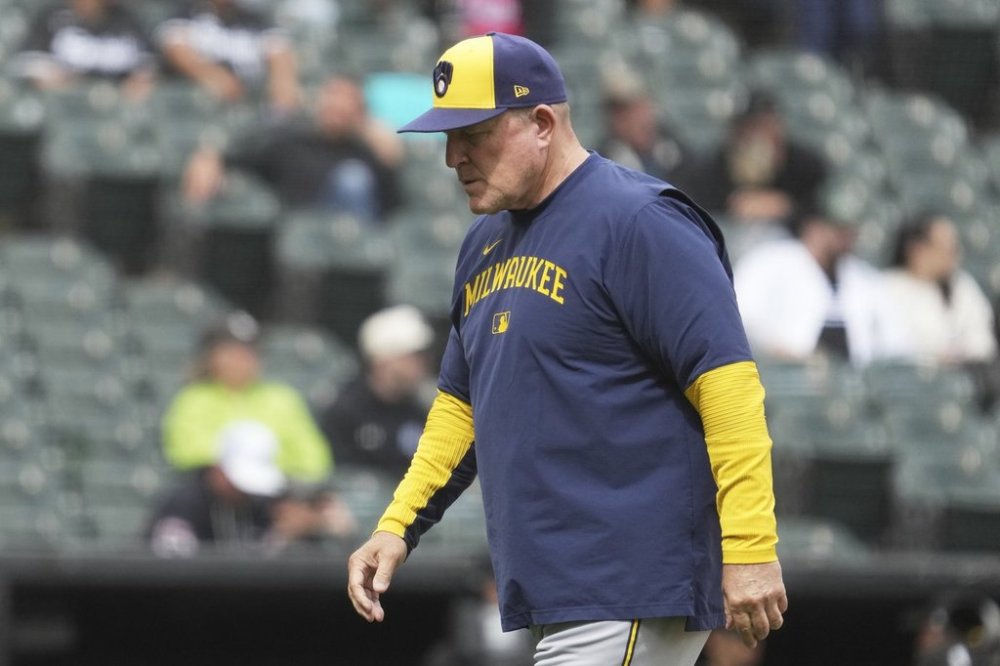 Milwaukee Brewers manager Pat Murphy looks down as he walks back to the dugout after inserting relief pitcher Craig Yoho for starting pitcher Chad Patrick during the sixth inning of a baseball game against the Chicago White Sox in Chicago, Thursday, May 1, 2025. (AP Photo/Nam Y. Huh)