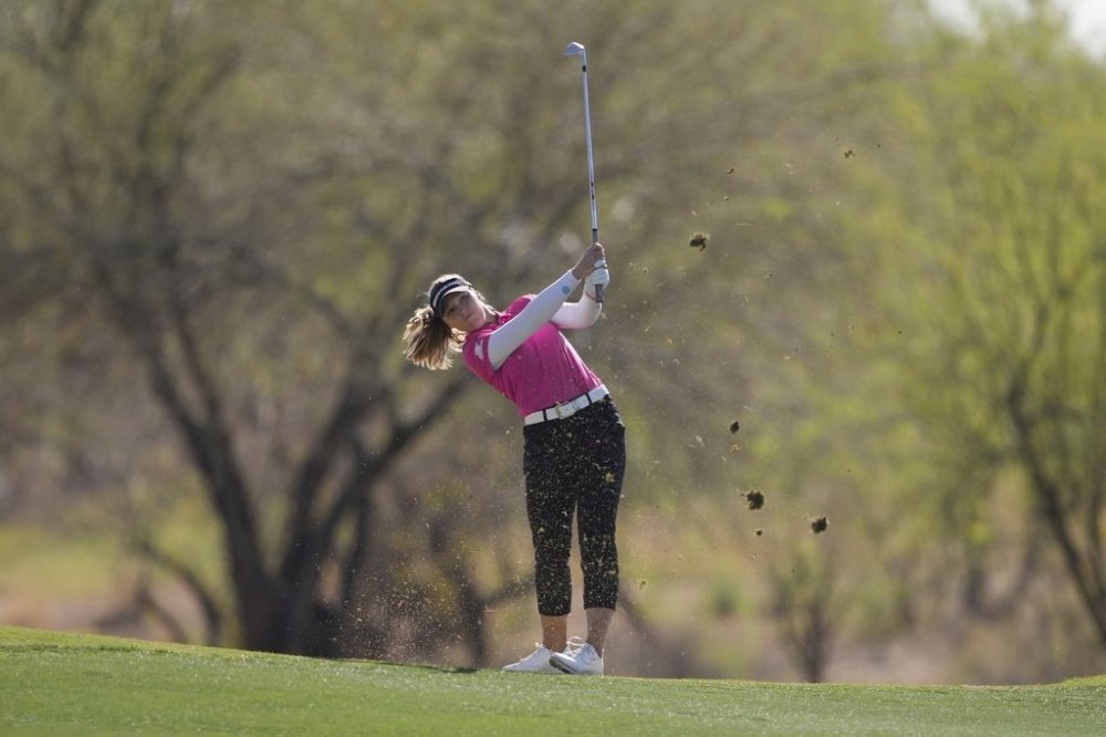 Brooke Henderson, of Canada, hits from the 14th fairway during the first round of the Ford Championship LPGA golf event, Thursday, March 27, 2025, in Phoenix. (AP Photo/Matt York)