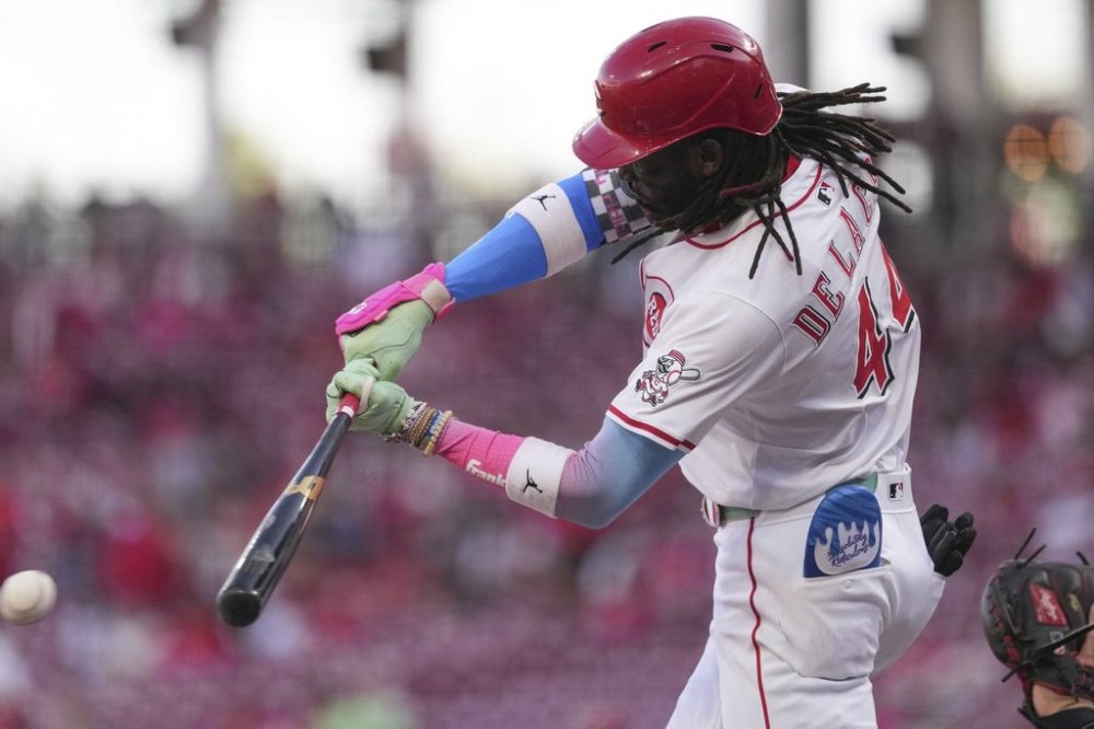 Cincinnati Reds' Elly De La Cruz hits a double in the first inning of a baseball game against the St. Louis Cardinals, Monday, April 28, 2025, in Cincinnati. (AP Photo/Kareem Elgazzar)