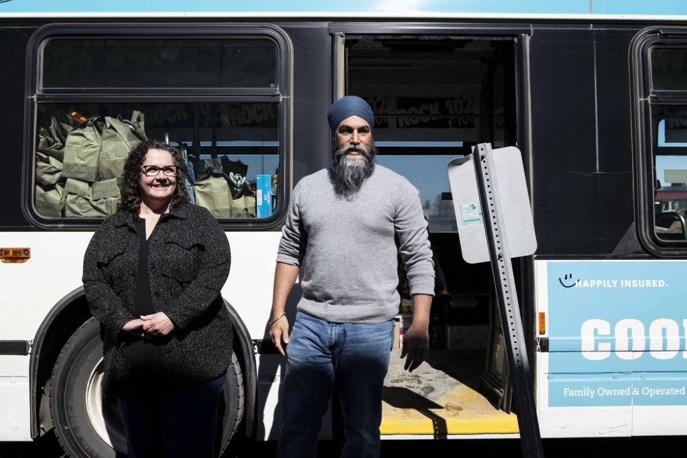 NDP Leader Jagmeet Singh donates a basket of food to the Saskatoon Food Bank and Learning Centre alongside its Executive Director, Laurie O'Connor, during a campaign stop in Saskatoon, Sask., Thursday, April 10, 2025. THE CANADIAN PRESS/Christopher Katsarov