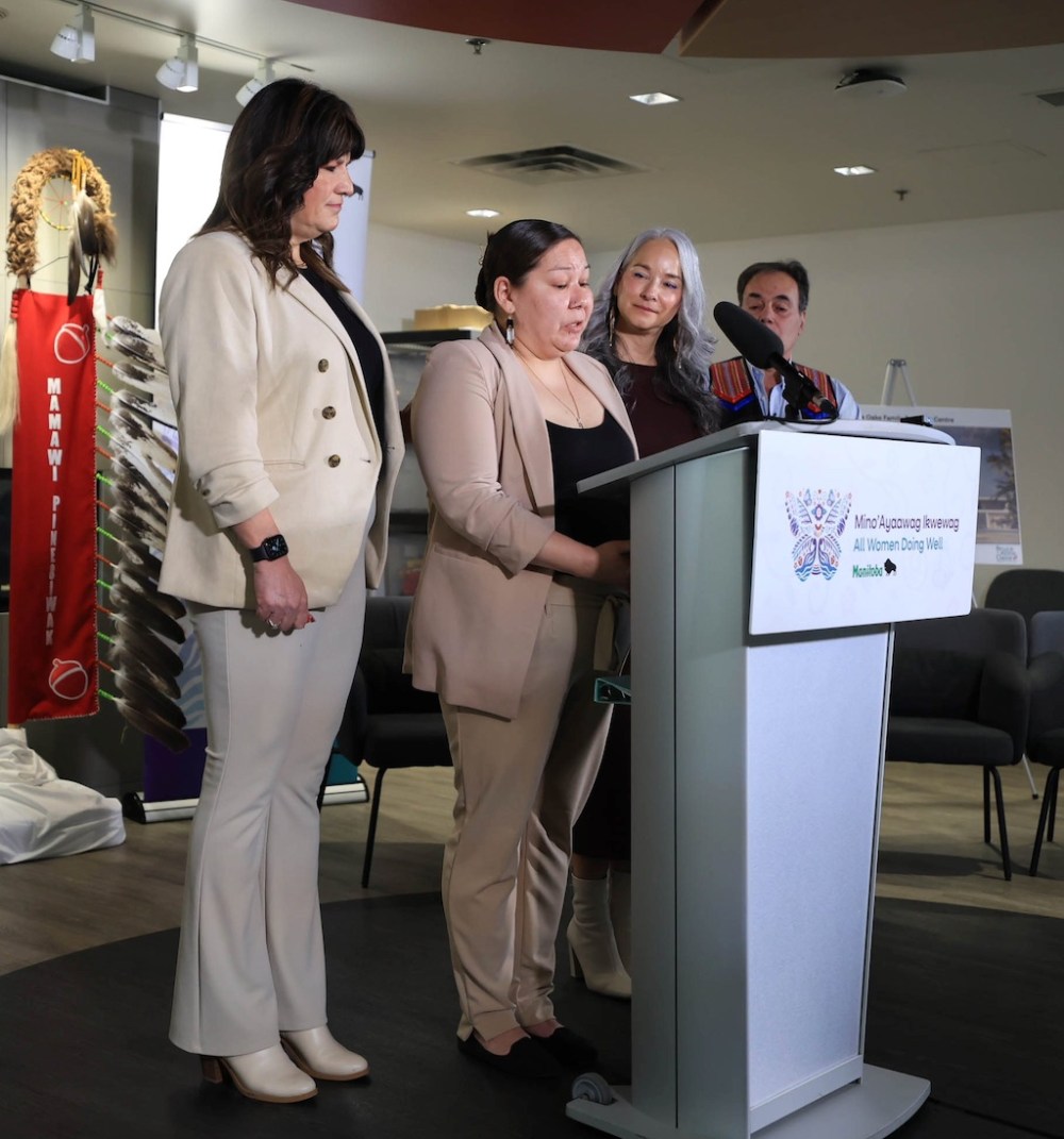 RUTH BONNEVILLE / FREE PRESS
Crystal Dumas, lead outreach co-ordinator of the Bruce Oake Foundation speaks at the funding announcement Tuesday. She is flanked by Housing, Addictions and Homelessness Minister Bernadette Smith, left, and Families Minister Nahanni Fontaine.