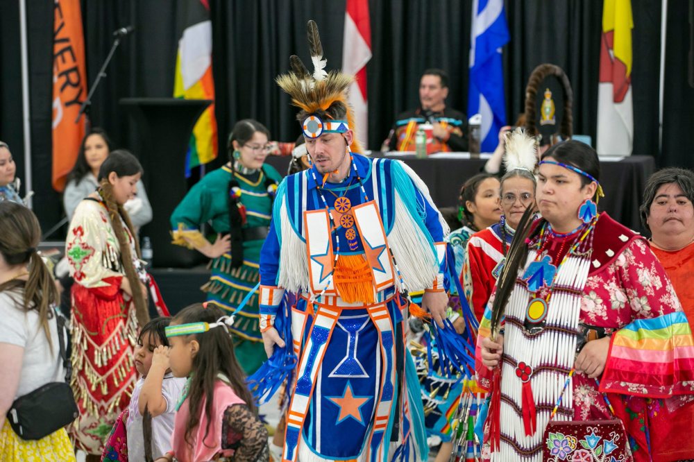 BROOK JONES/FREE PRESS
Adam Hnybida (centre) participates in Thursday's powwow.