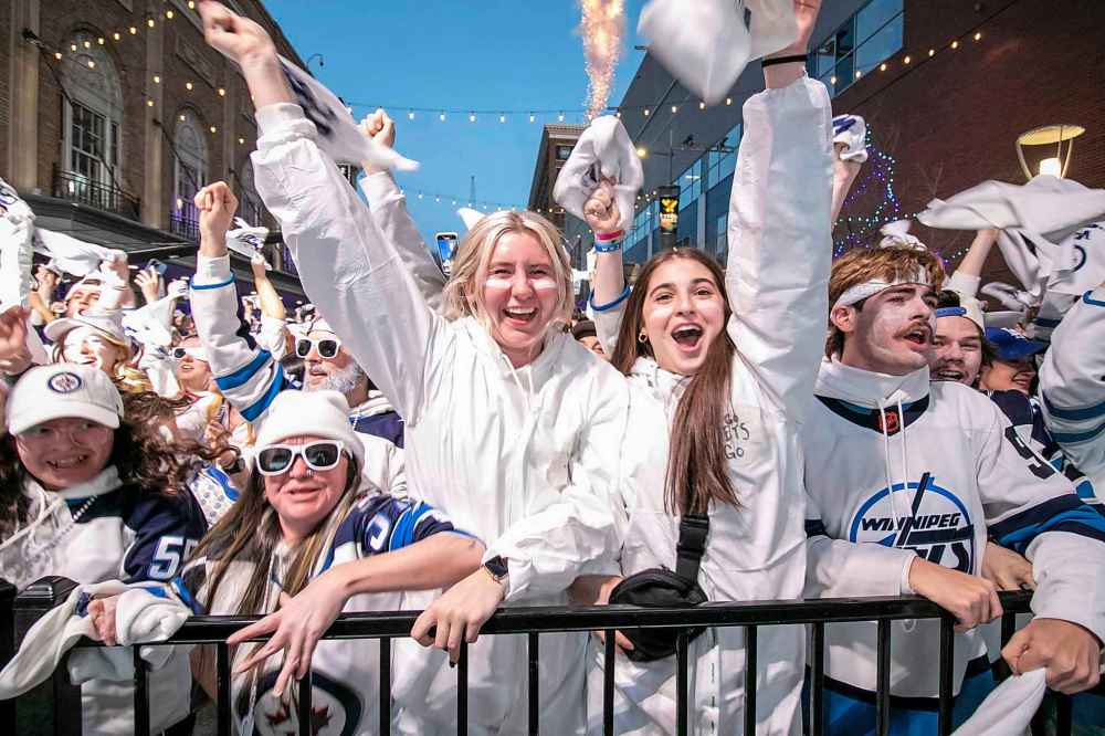 BROOK JONES / FREE PRESS
Winnipeg Jets fans Kayla Skoryik and Aliyah Teixeira cheer after the Jets score their team's first goal during Game 5 of the National Hockey League Stanley Cup playoff between the hometown Winnipeg Jets and the visiting St. Louis Blues in Winnipeg, Wednesday.