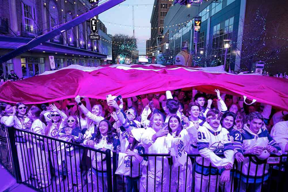 BROOK JONES / FREE PRESS
Winnipeg Jets fans cheer while holding a large Canadian flag during the singing of Canada's national anthem moments before the start of Game 5 of the National Hockey League Stanley Cup playoff between the hometown Winnipeg Jets and the visiting St. Louis Blues in Winnipeg, Wednesday.
