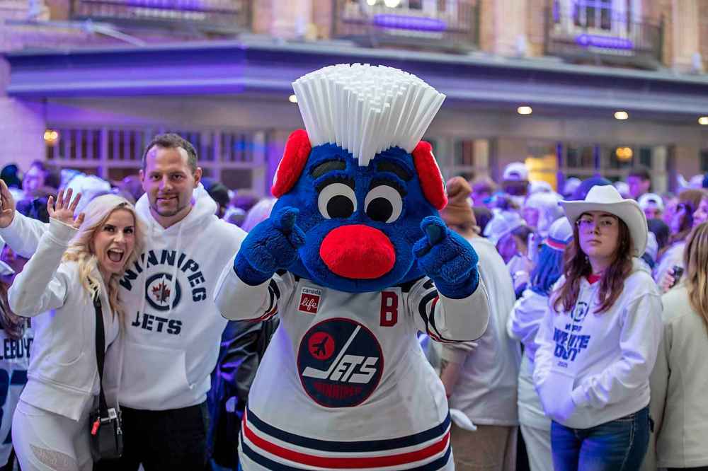 BROOK JONES / FREE PRESS
Winnipeg Jets mascot Benny is pictured with Jets fans during the Jets Whiteout street party for Game 5 of the National Hockey League Stanley Cup playoff between the hometown Winnipeg Jets and the visiting St. Louis Blues in Winnipeg, Wednesday.