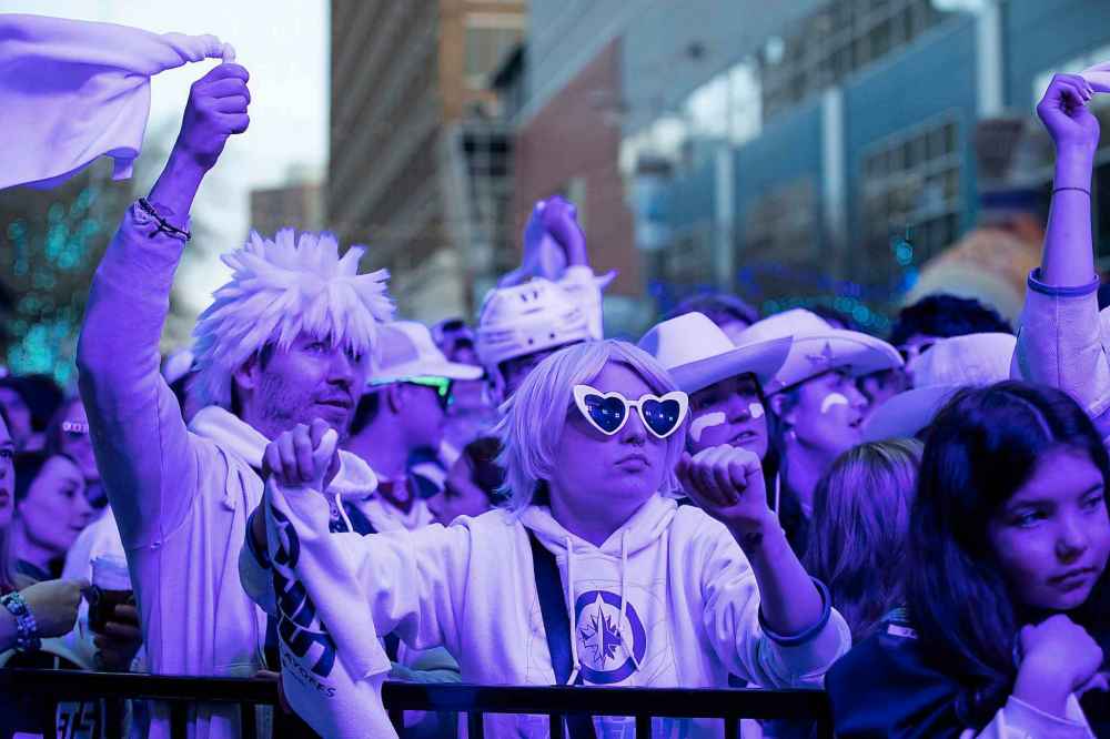 BROOK JONES / FREE PRESS
Winnipeg Jets fans Devin Rudolph (left) and Arianna Chisholm (right) cheer as they attend the Jets Whiteout street party for the Game 5 of the National Hockey League Stanley Cup playoff between the hometown Winnipeg Jets and the visiting St. Louis Blues in Winnipeg, Wednesday.