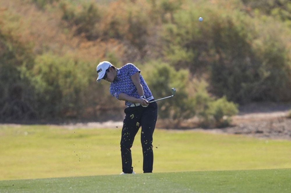Akie Iwai, of Japan, hits from the 14th fairway during the first round of the Ford Championship LPGA golf event, Thursday, March 27, 2025, in Phoenix. (AP Photo/Matt York)