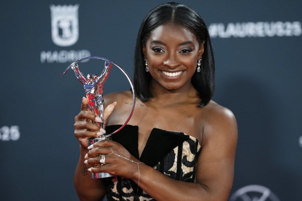 Simone Biles celebrates her Laureus World Sportswoman of the Year award, during the 2025 Laureus World Sports Awards ceremony in Madrid, Spain, Monday, April 21, 2025. (AP Photo/Manu Fernandez)