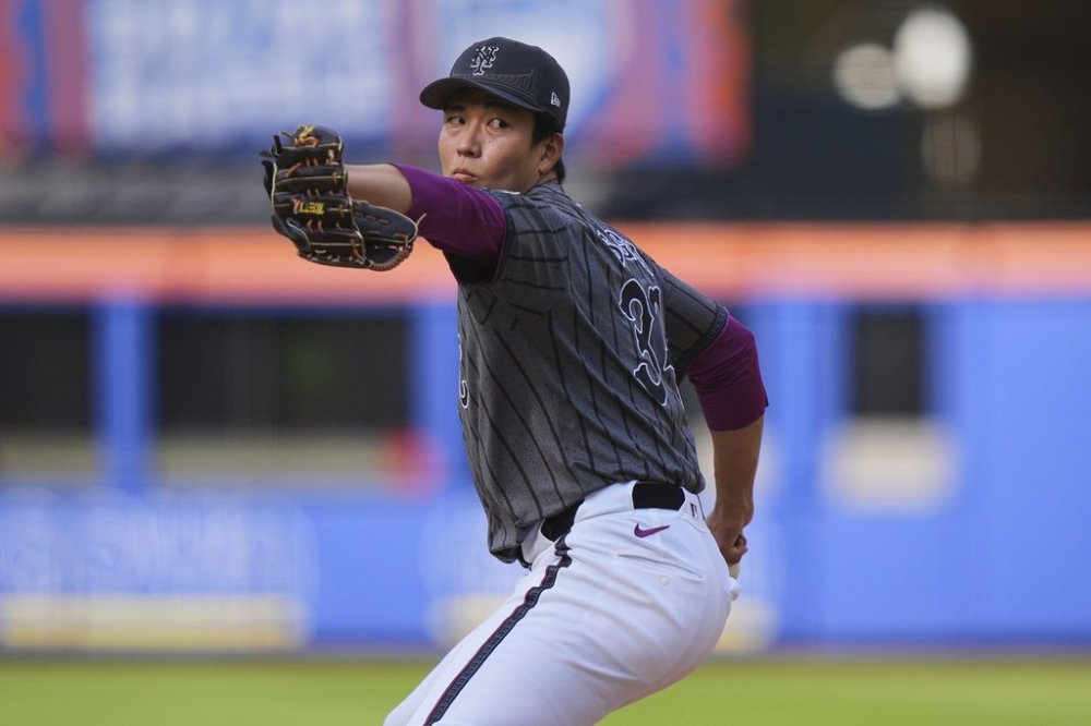 New York Mets' Kodai Senga, of Japan, pitches during the third inning of a baseball game against the St. Louis Cardinals Saturday, April 19, 2025, in New York. (AP Photo/Frank Franklin II)