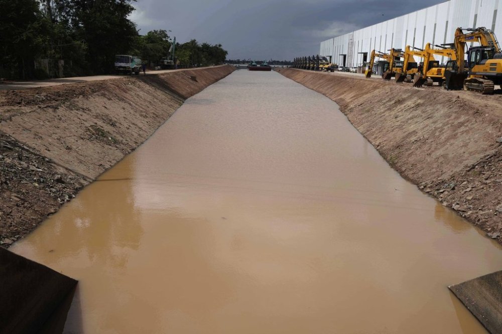 FILE - A view from a water gate to the Funan Techo Canal connecting from Mekong River at Prek Takeo village, eastern Phnom Penh Cambodia, Tuesday, July 30, 2024. (AP Photo/Heng Sinith, File)