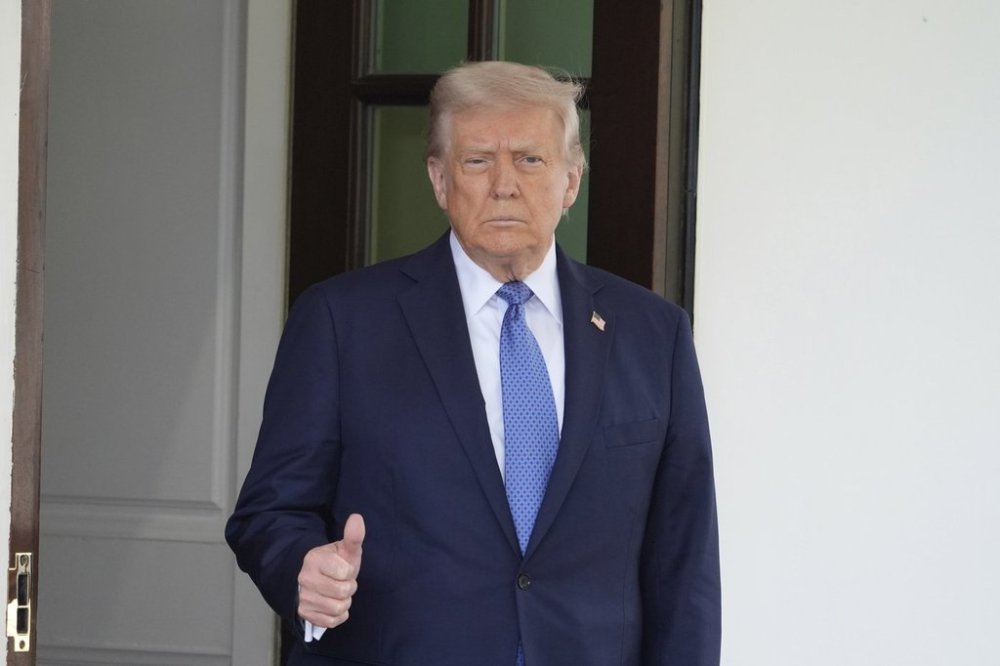 President Donald Trump walks out to greet Norwegian Prime Minister Jonas Gahr St¯re, upon his arrival at the White House, Thursday, April 24, 2025, in Washington. (AP Photo/Alex Brandon)
