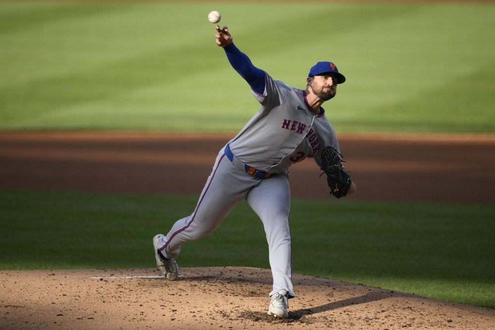 New York Mets starting pitcher Clay Holmes throws during the second inning of a baseball game against the Washington Nationals, Saturday, April 26, 2025, in Washington. (AP Photo/Nick Wass)