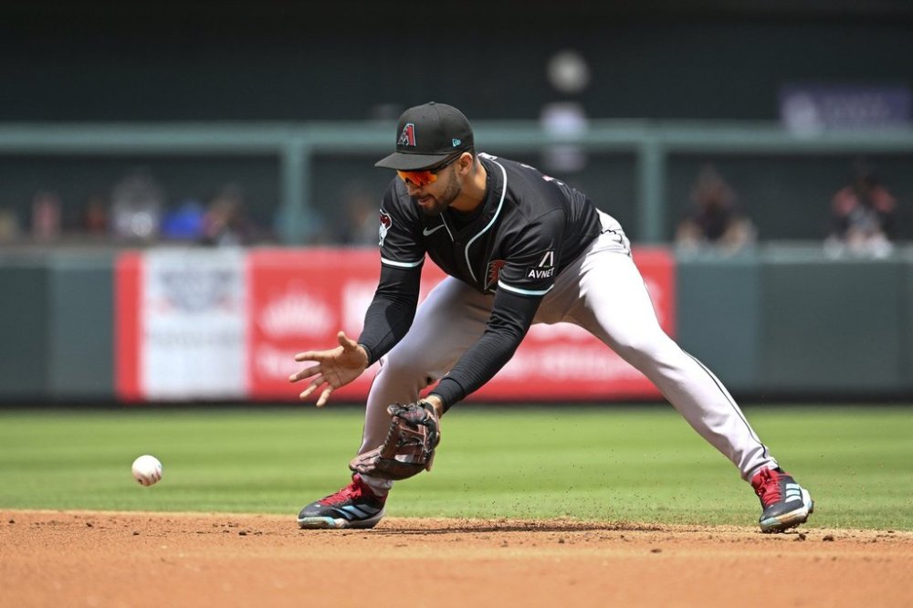 Arizona Diamondbacks second baseman Jordan Lawlar fields a ground ball hit by St. Louis Cardinals' Victor Scott II in the second inning of a baseball game, Saturday May 24, 2025, in St. Louis. (AP Photo/Joe Puetz)