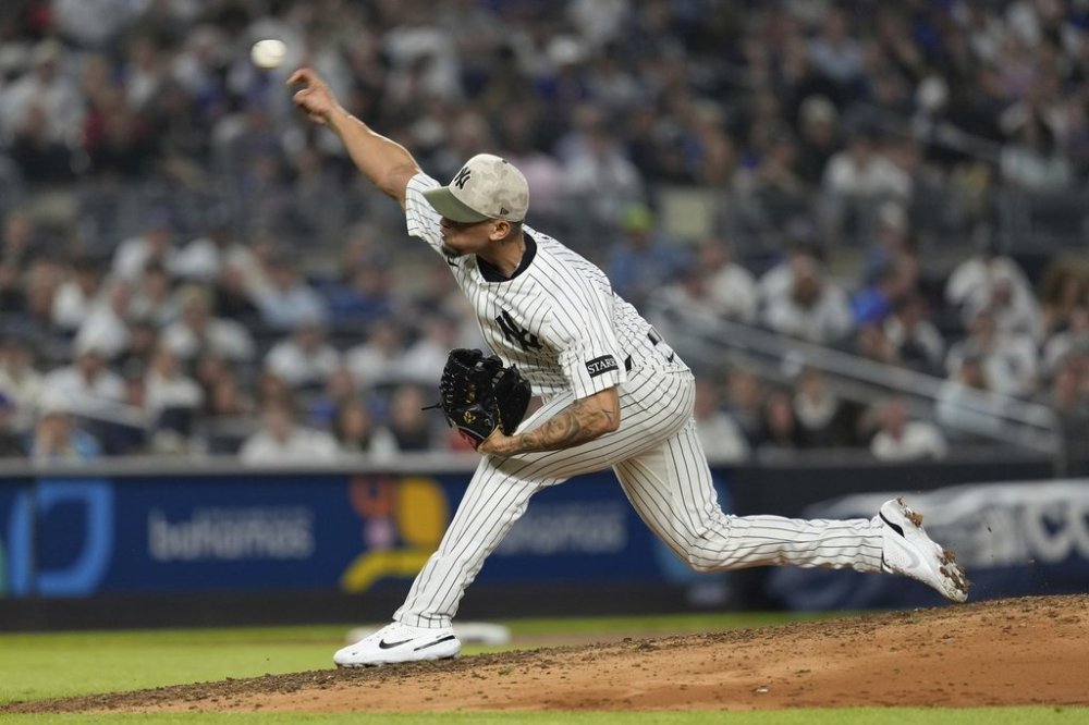 New York Yankees pitcher Jonathan Loáisiga throws during the sixth inning of a baseball game against the New York Mets Friday, May 16, 2025, in New York. (AP Photo/Seth Wenig)