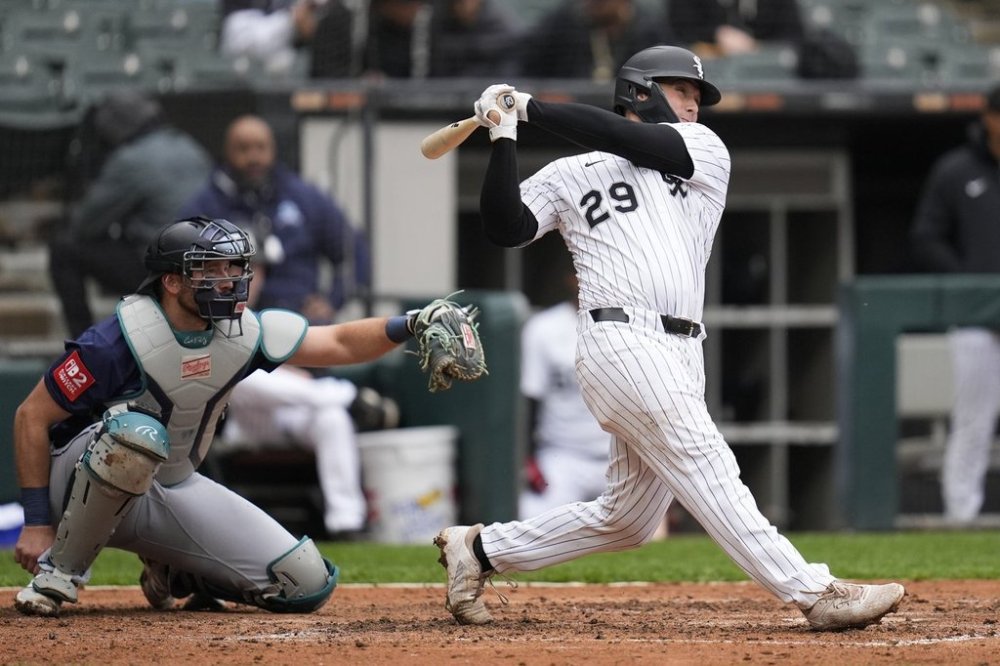 Chicago White Sox's Matt Thaiss (29) hits a single during the fourth inning of a baseball game against the Seattle Mariners, Wednesday, May 21, 2025, in Chicago. (AP Photo/Erin Hooley)