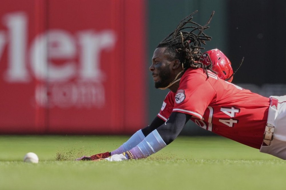Cincinnati Reds' Elly De La Cruz steals second base in the fifth inning of a baseball game against the Chicago Cubs, Saturday, May 24, 2025, in Cincinnati. (AP Photo/Carolyn Kaster)
