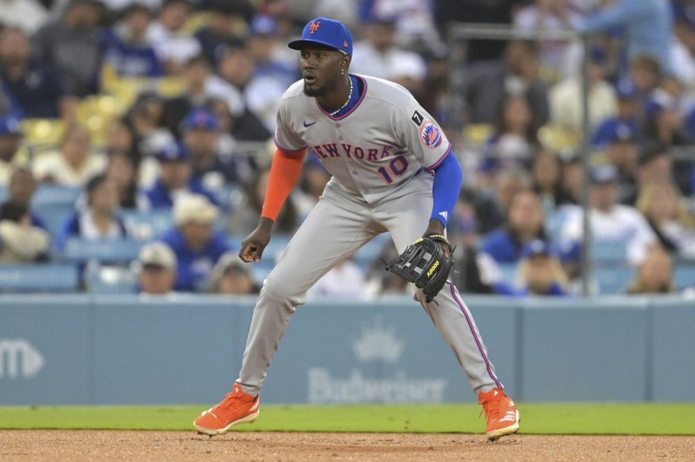 New York Mets' Ronny Mauricio gets set at third base during the first inning of a baseball game against the Los Angeles Dodgers, Tuesday, June 3, 2025, in Los Angeles. (AP Photo/Jayne Kamin-Oncea)