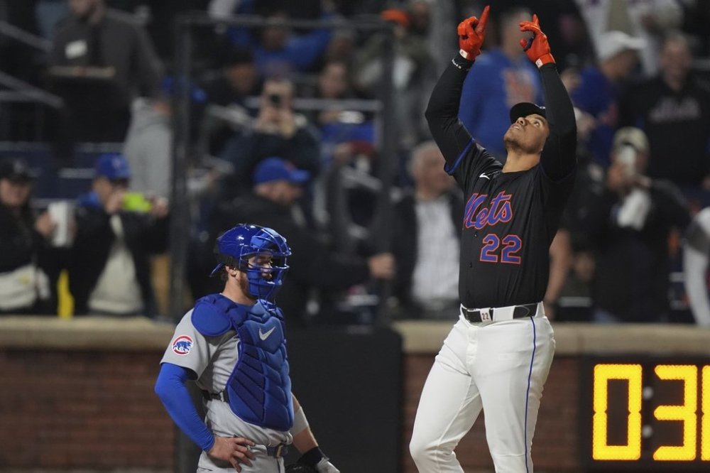 New York Mets' Juan Soto (22) gestures as he passes Chicago Cubs catcher Carson Kelly after hitting a home run during the fourth inning of a baseball game Friday, May 9, 2025, in New York. (AP Photo/Frank Franklin II)