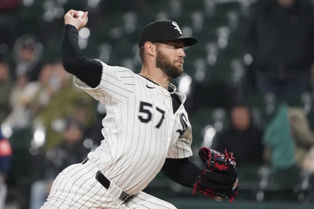 Chicago White Sox pitcher Adrian Houser throws the ball against the Seattle Mariners during the first inning of a baseball game Tuesday, May 20, 2025, in Chicago. (AP Photo/David Banks)