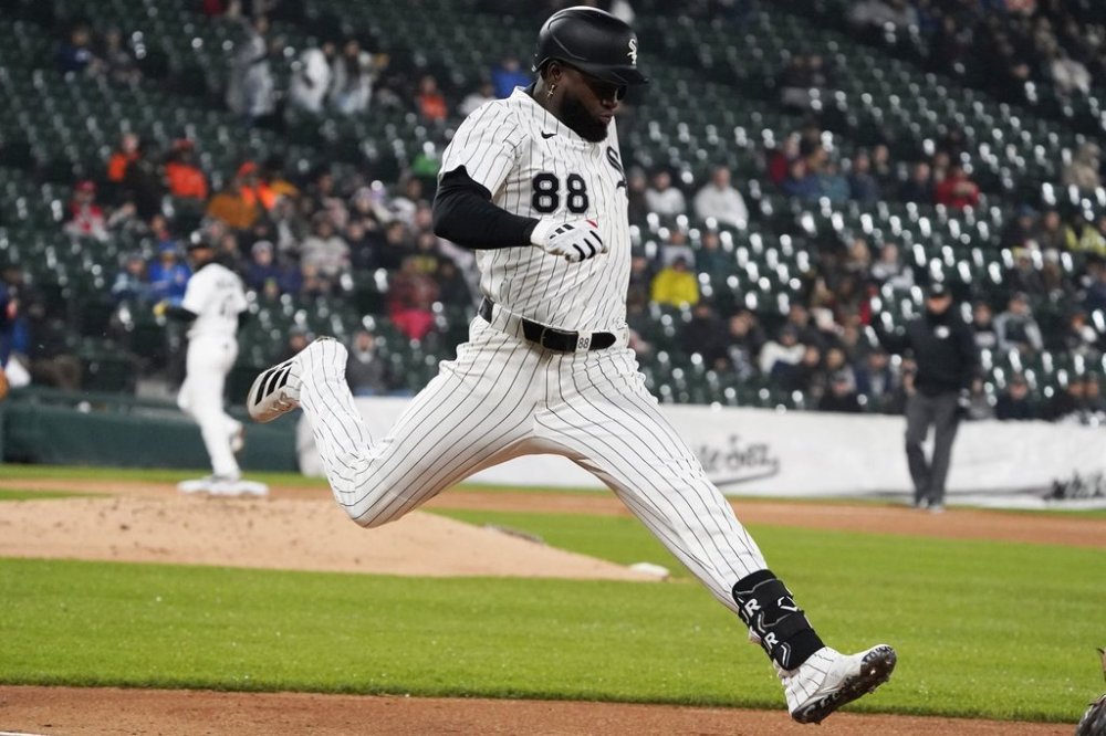 Chicago White Sox's Luis Robert Jr. runs to first base against the Seattle Mariners during the third inning of a baseball game Tuesday, May 20, 2025, in Chicago. (AP Photo/David Banks)