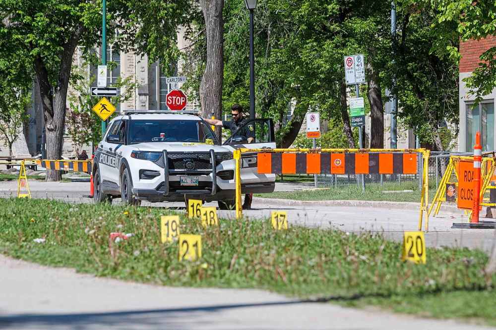 MIKE DEAL / FREE PRESS FILESWinnipeg police investigate at the scene of a homicide on Cumberland Avenue on Friday. The victim has since been identified as Ralph Moise.