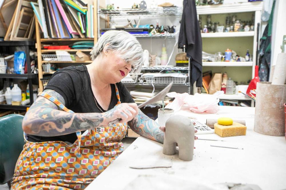 MIKAELA MACKENZIE / FREE PRESS
Multimedia artist Kathleen Shellrude works on a pottery piece in her studio.