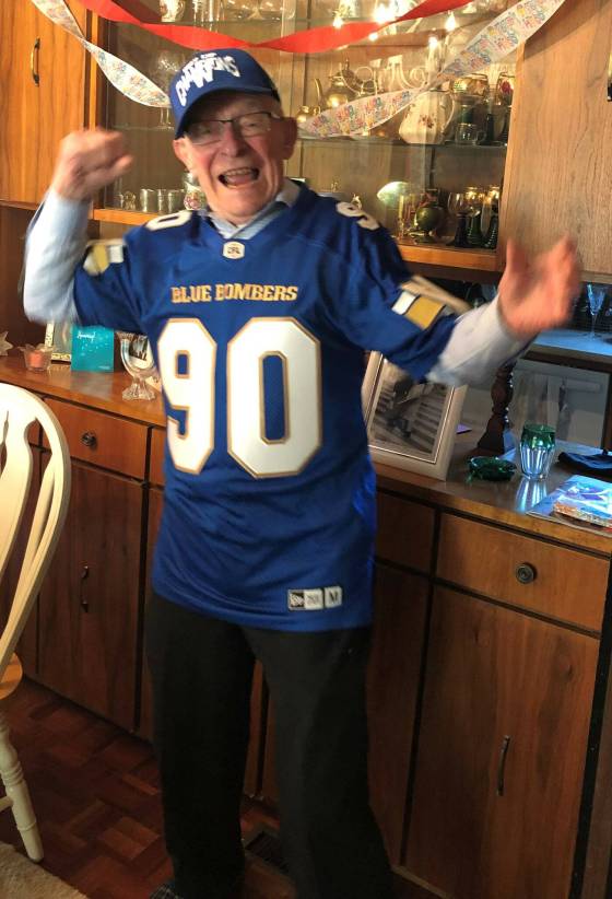 在他的90岁生日期间，朋友将休伯特·康兹埃拉（Hubert Kondziela）送上个性化的温尼伯蓝色轰炸机球衣。 （提供的）