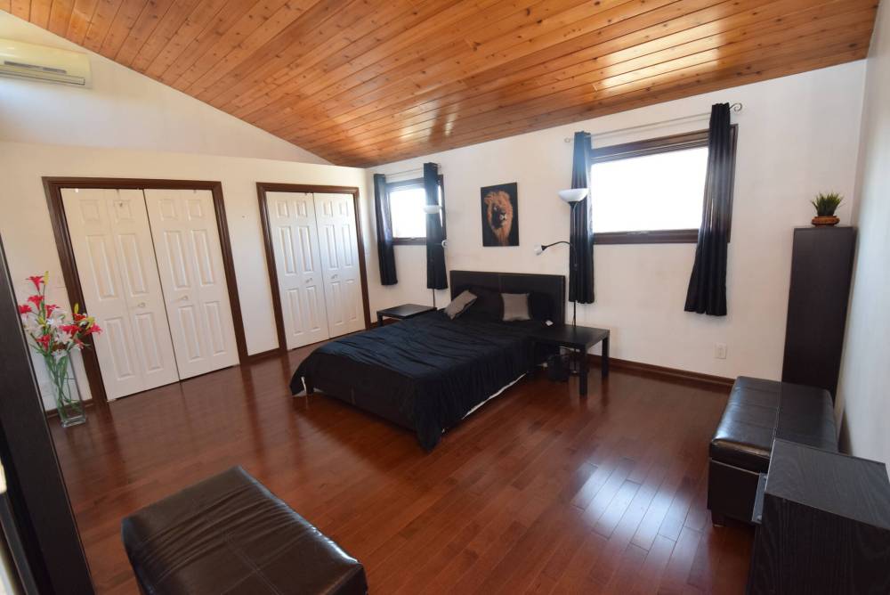 Todd Lewys / Free Press
Spacious and filled with natural light, the loft-style primary bedroom — which features cappuccino-maple hardwoods and a pine-lined vaulted ceiling — is a relaxing retreat.