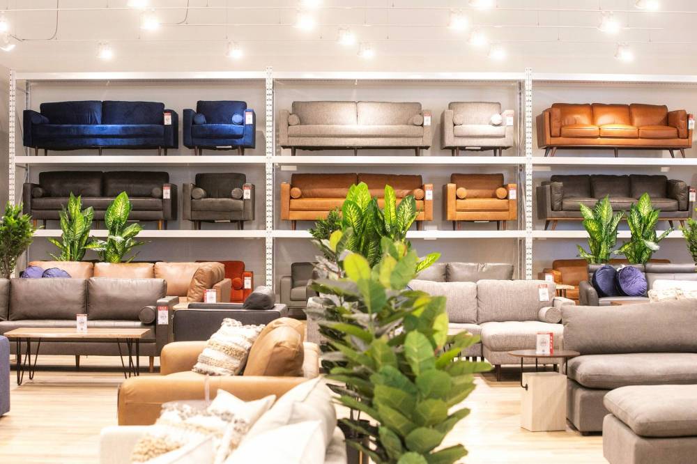 MIKAELA MACKENZIE / FREE PRESS
Couches of the same make but different colours are displayed on three-storey shelving.