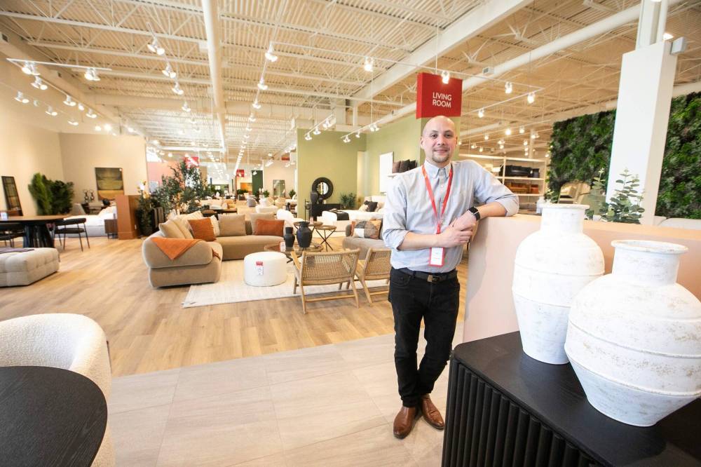 MIKAELA MACKENZIE / FREE PRESS
Structube store manager Tony Dare at the nationwide chain’s only Manitoba location Friday. ‘It’s quite an investment,’ says V-P of sales and operations Brad Suga.