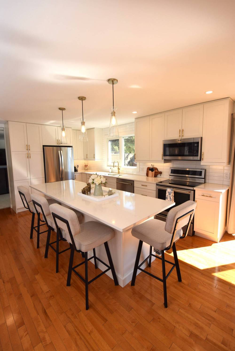 TODD LEWYS / FREE PRESS
Anchored by a nine-foot island with double-sided breakfast bar, the kitchen is the essence of modern style and luxury.