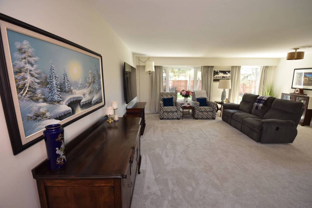 TODD LEWYS / FREE PRESS
Expansive and light-filled, the living room is a perfect spot to visit with company after dinner.