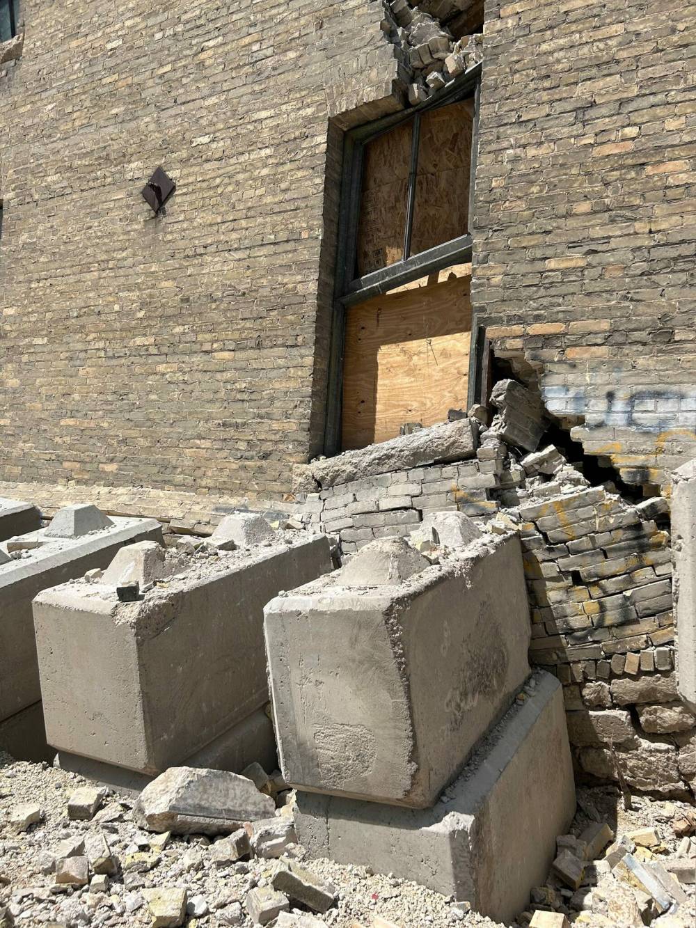 TYLER SEARLE / FREE PRESS FILES
Large concrete blocks line the east exterior wall of the warehouse at 579 McDermot Avenue in 2024 in an effort to support the structure and prevent a collapse.
