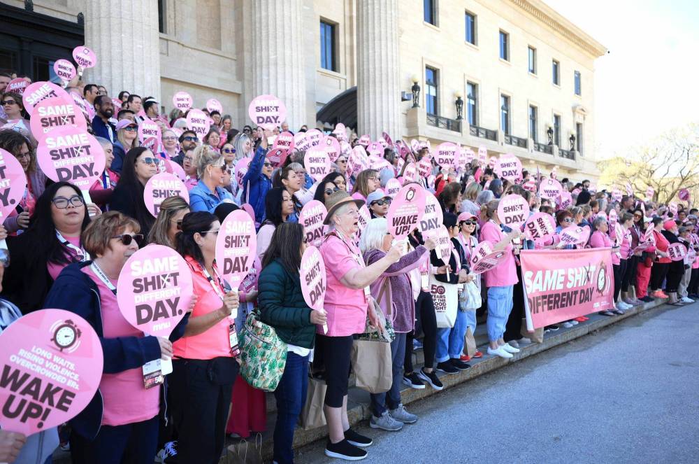 RUTH BONNEVILLE / FREE PRESS
Hundreds of nurses rallied Wednesday, receiving support from across Manitoba’s labour movement.