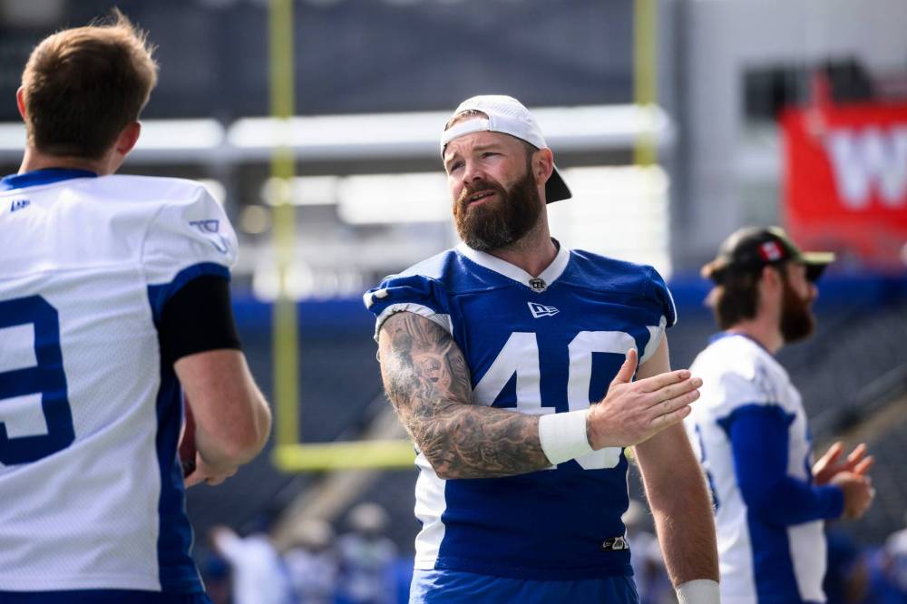 MIKE SUDOMA / FREE PRESS
Blue Bombers long-snapper Mike Benson chats with kicker Andrew Mevis during training camp Sunday morning. Benson, 37, is attending his 12th training camp and is one of the Bombers' longest-standing players.