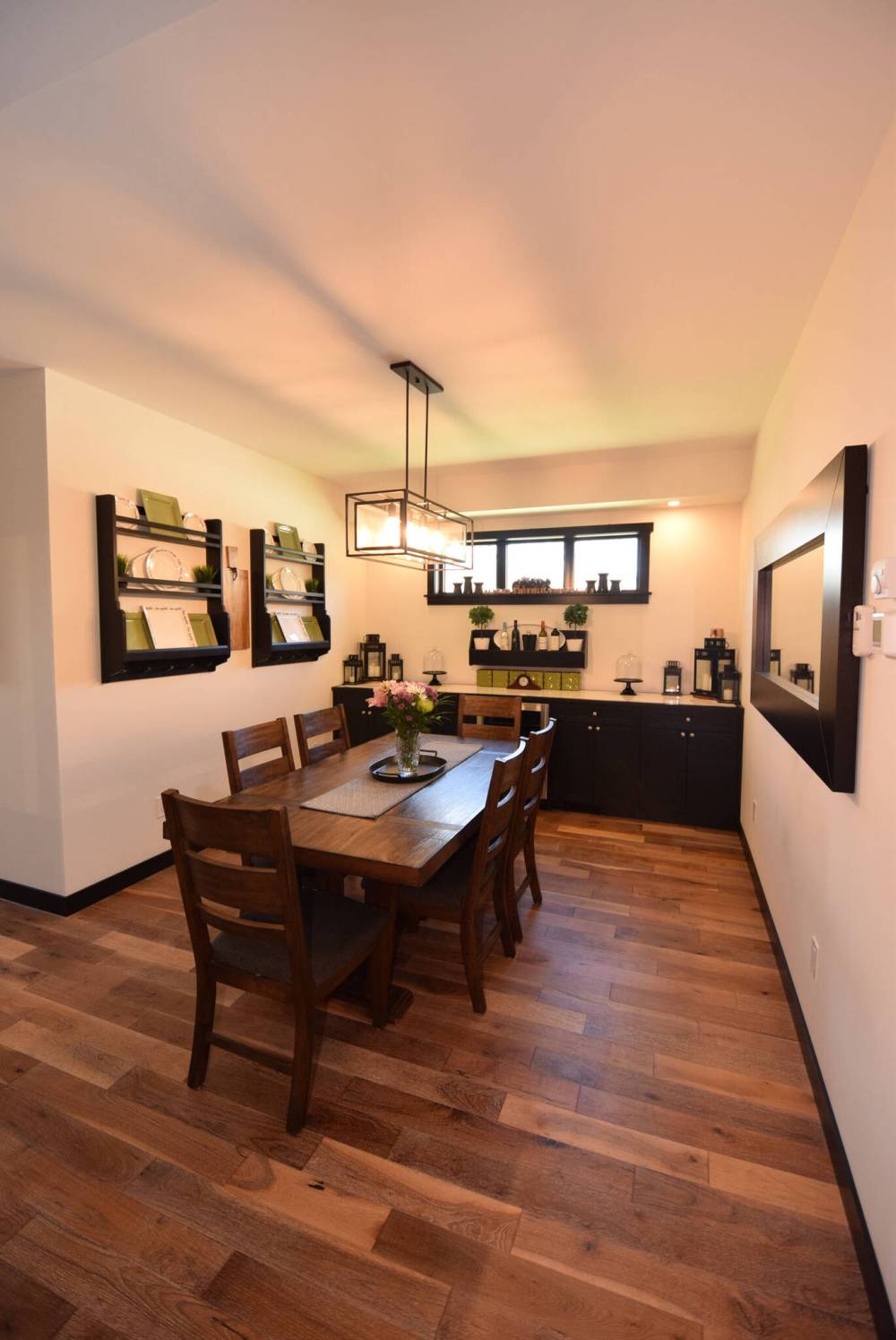 TODD LEWYS / FREE PRESS
Set apart from the kitchen yet easily accessible, the formal dining room, which features a handy sideboard on its rear wall, is an entertainer’s delight.
