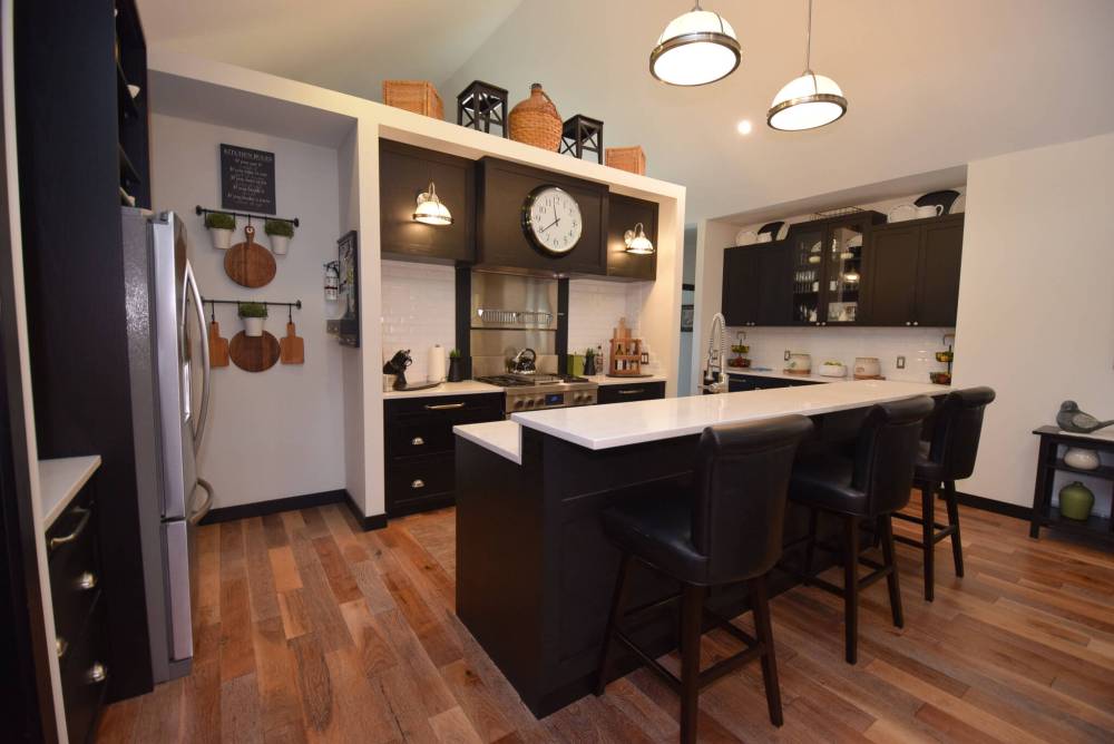 TODD LEWYS / FREE PRESS
Fashion and functionality mesh perfectly in the stunning island kitchen.