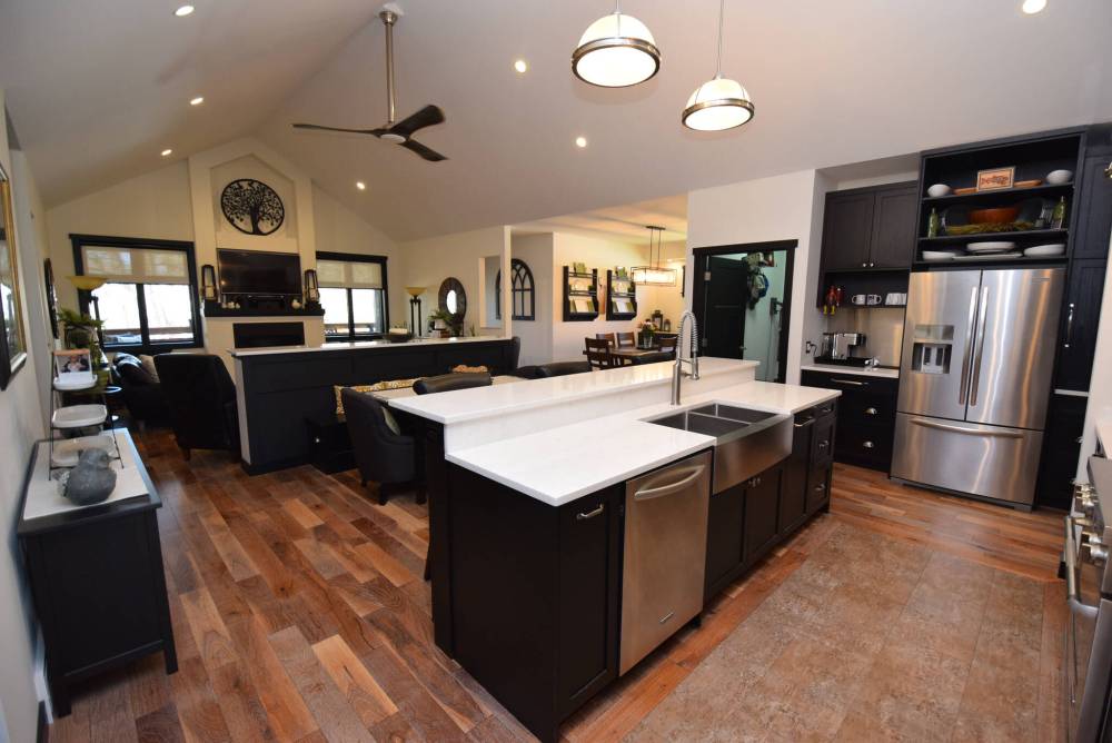 TODD LEWYS / FREE PRESS
A vaulted ceiling endows the main living area with a wonderful sense of space and style.