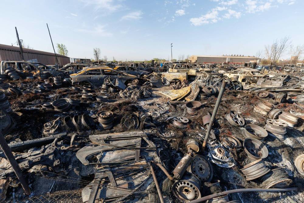 MIKE DEAL / FREE PRESS 
                                Fire crews were sent to battle the blaze, located on the south side of Gunn Road and east of Day Street, just after 2 p.m. Monday and fought against soaring temperatures and high winds before containing the fire at about 5 p.m.