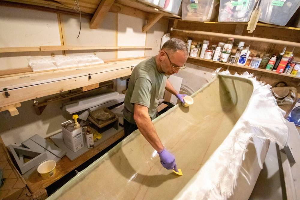 BROOK JONES / FREE PRESS
Paddle and Hum owner Myron Sawatzky offers two types of light but sturdy canoes — a 14-inch-deep freeboard model and a soup-spoon design, which is two inches shorter for a more open feel.