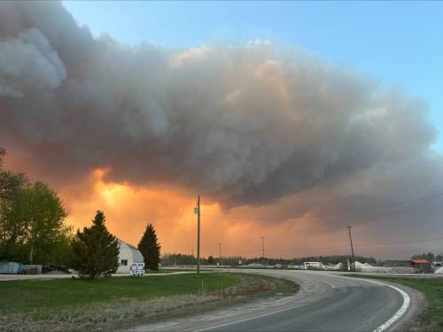 Residents given minutes to leave in face of advancing flames