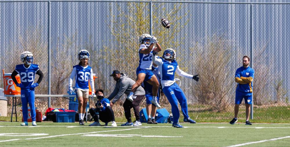 MIKE DEAL / FREE PRESS
Winnipeg rookie defensive back Jaiden Woodbey (2) goes to knock down a pass at Blue Bombers training camp.