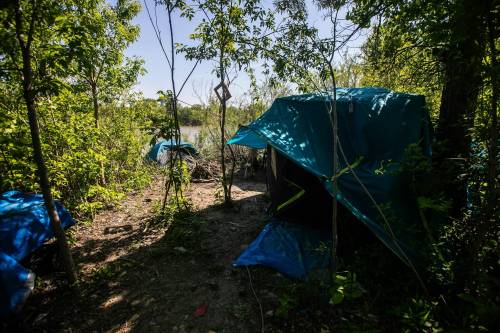 MIKAELA MACKENZIE / FREE PRESS
                                Tents by the river on Waterfront Drive on Thursday, May 22, 2025. For Erik story. Winnipeg Free Press 2025