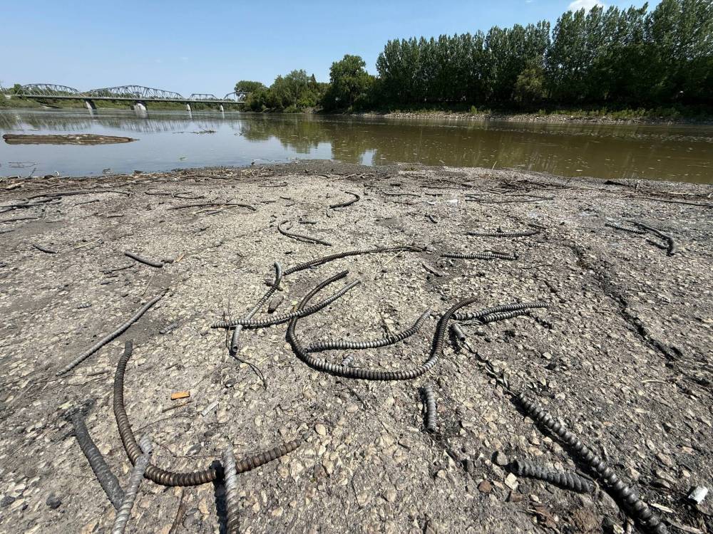 SCOTT BILLECK / FREE PRESS
An old boat launch is littered with rebar and scorched rock from makeshift fires along the waterfront in Point Douglas.